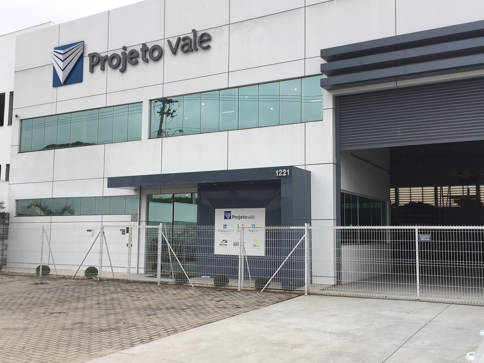 Aplicação profissional em ACM com acabamento premium